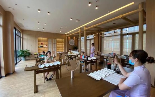 Zhenjiang Jurong  Langyue Star Hotel (Baohuashan Scenic Area) – People – Zhenjiang