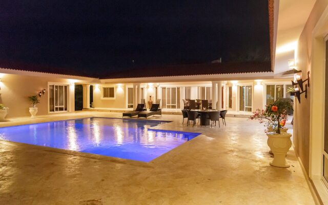 Villa with 4 Master Bedrooms w En-suite Bathrooms