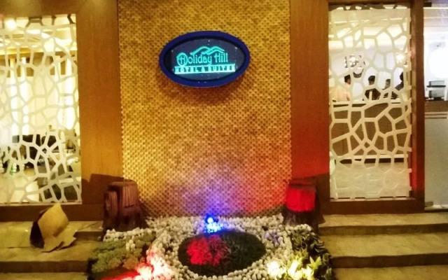 Holiday Hill Hotel & Suites