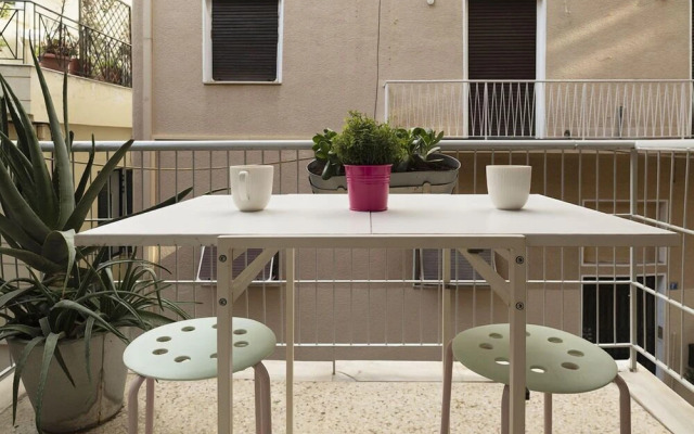 Vintage Apartment next to Acropolis Museum