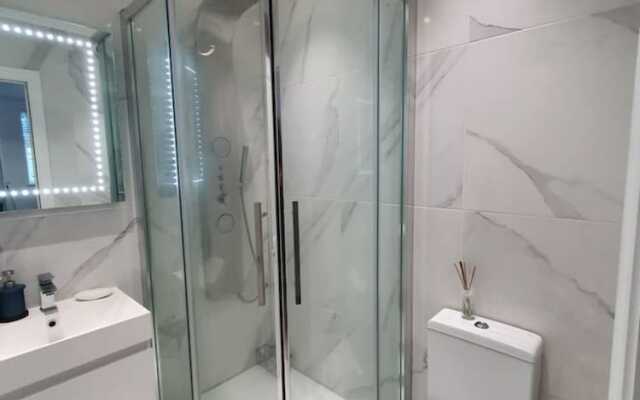 Lux Kings RD City Centre Studio Apartment Reading