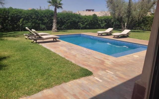 Villa isolée 4 façades avec piscine