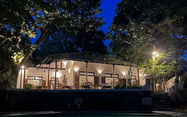 3-bedroom Lakeside Villa With Pool in Ahangama