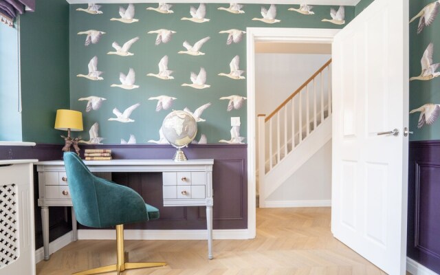 Comfortable 5 Bedroom Detached House With Parking