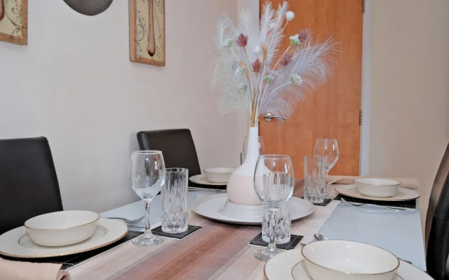 Riverview-2br-sleeps4-citycentre-parking-fastwifi