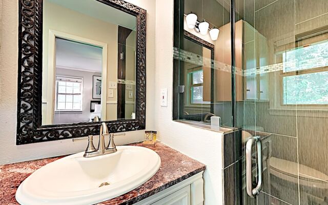 3BR 2BA Remodeled Rosedale House by RedAwning