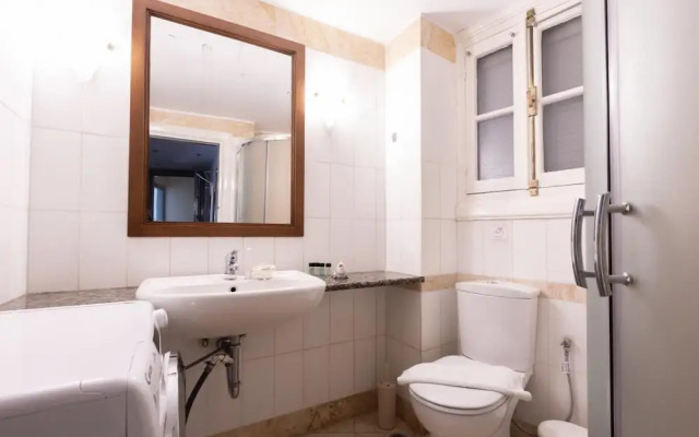 Ideal 4 bdr Apartment in Plaka for 10