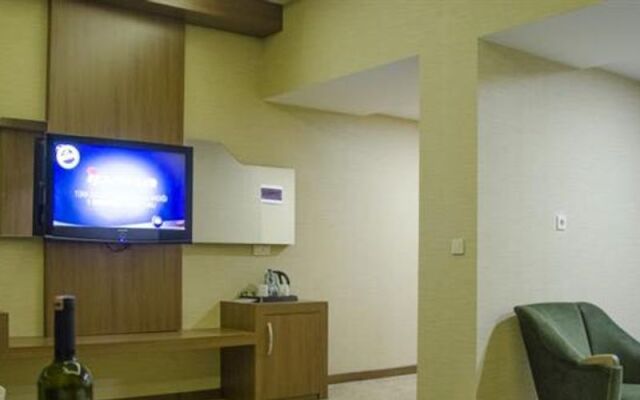 Tilmen Hotel