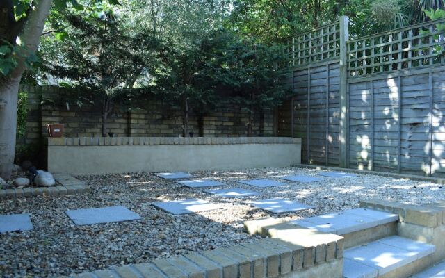 Spacious 2 Bedroom Apartment in South London