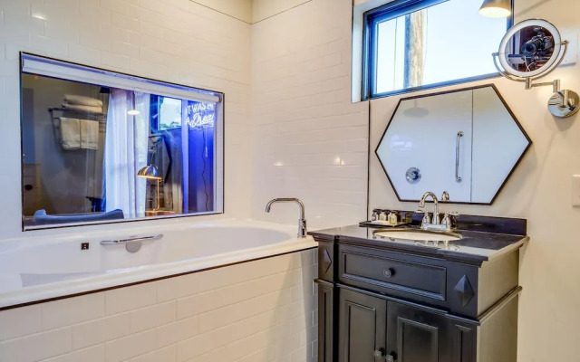 Private Suite in Historic Austin B&b: Sleeps 4!