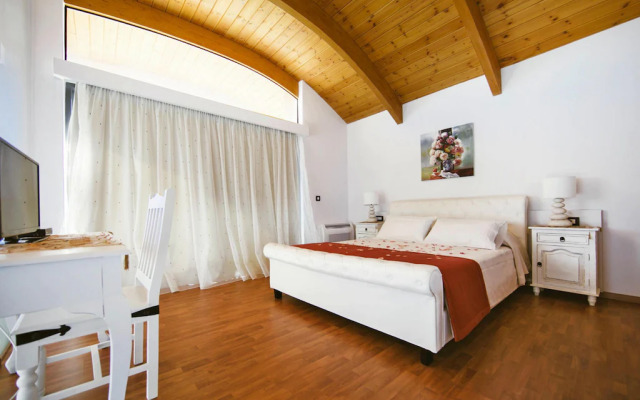 Semi-detached house, Lardos