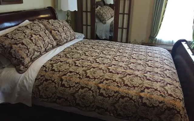 Bread & Roses Inn