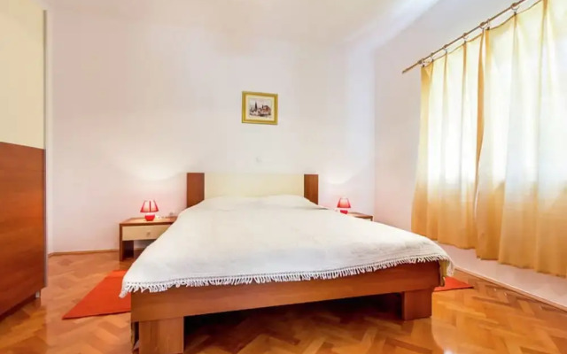 Apartment With Terrace and Pet-friendly
