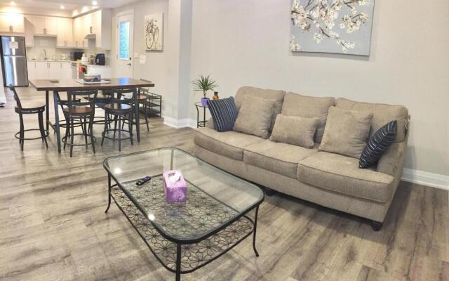 Charming, Comfortable Apartment in Pickering