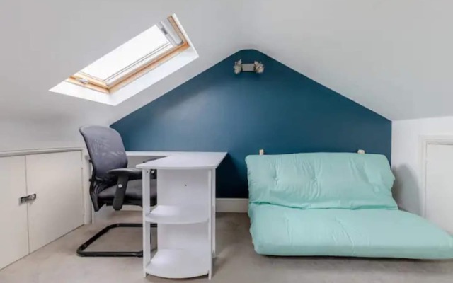 Beautifully Designed 2BD House - by Queen's Park!