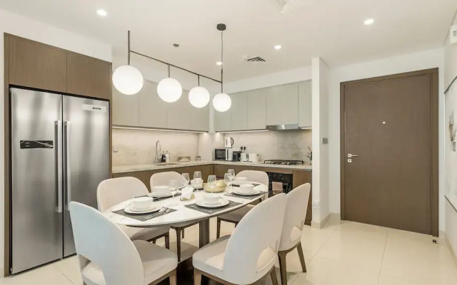 Modern 2BR w Direct Beach Access, Emaar Beachfront