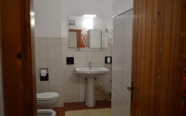 Seafront holiday home twenty meters from the western shore of Sardinia in S'archittu Beach-Casa del Giglio