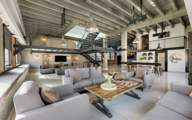 Skyline Lofts by Avantstay: a Multi-level Industrial-chic Retreat in Dtla With Rooftop Views, Soaring Ceilings & Steps to Dining, Music & Culture