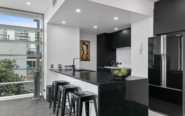 QV Upscale Modern Apt with Parking -965