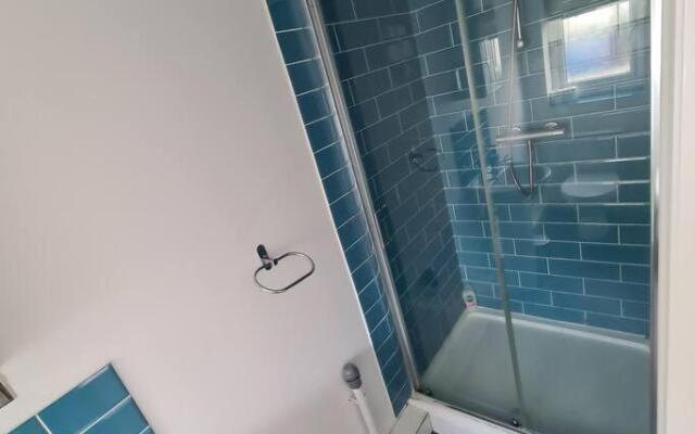 Groundfloor 1 bedroom apartment with free parking!