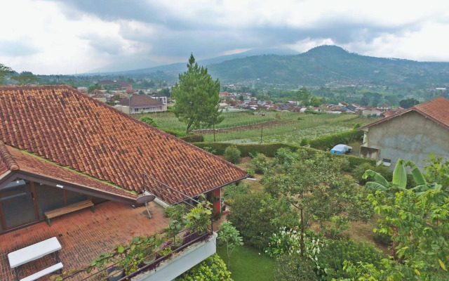 Vila Bunga Merah Gelatik