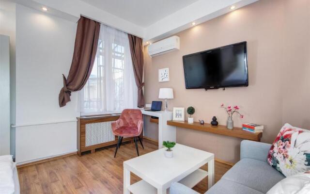 d.Five Premium Studio Szervita Square