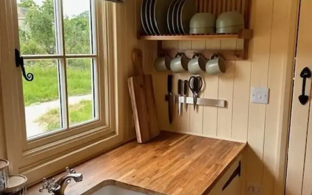 Shepherdshut-cotswolds-petfriendly-woodburner