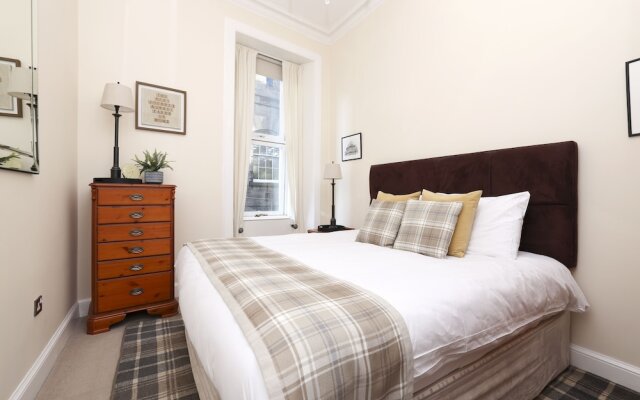 JOIVY Stunning Ground-floor 2bedrm New Town Apt