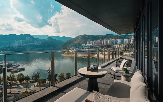 Hualuxe Chongqing Wushan by IHG