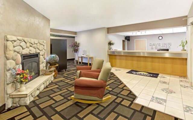 Days Inn & Suites Castle Rock