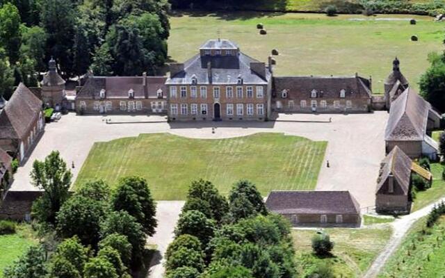 Guest room in a lavish castle in Allier