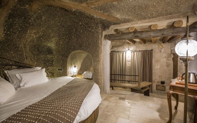 Hera Cave Suites