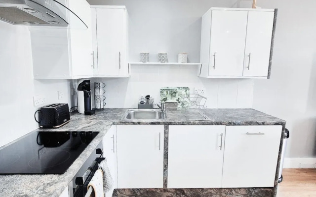 Stylish & Modern 2BR Flat