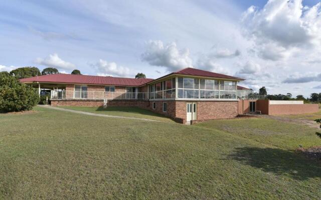 Noble Willow Studio Lovedale. Spacious, with views and pool