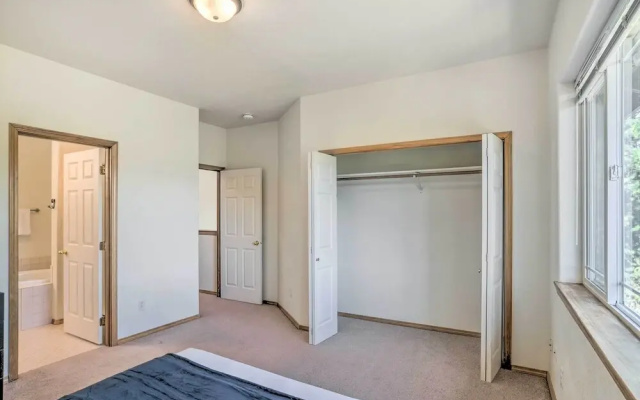 Bright Klamath Falls Townhome w/ Resort Perks - фото 3