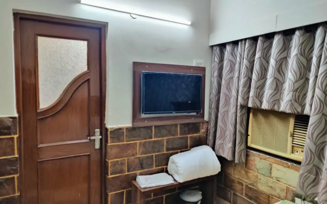 Harish Guest House -Railway Station Road