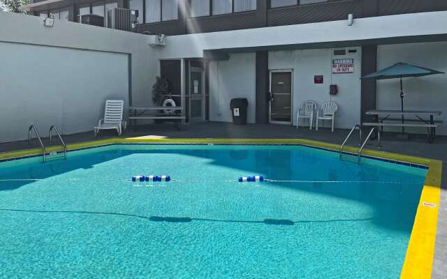 Quality Inn & Suites Cincinnati Downtown