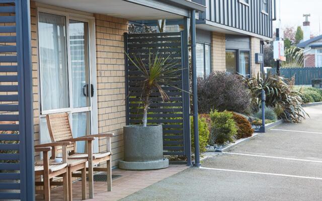 Admiral Court Motel & Apartments