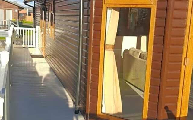 Saffron Lodge With Hot Tub