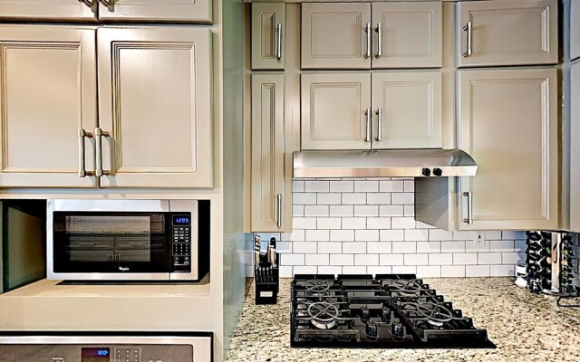 3BR 2BA Remodeled Rosedale House by RedAwning