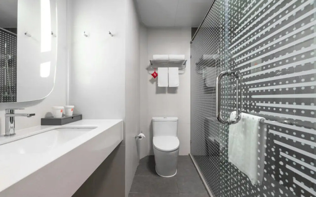 Ibis Dalian Yida Spring Field Hotel