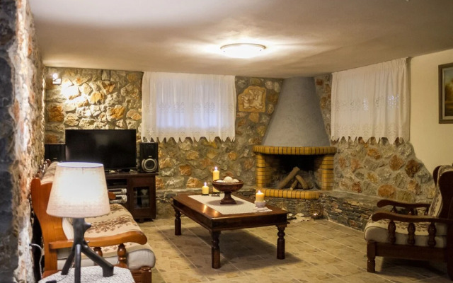 Spacious home with garden in Marathonas