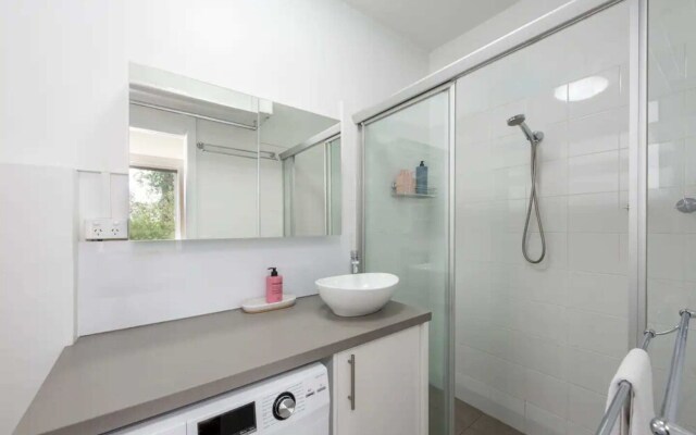 Lovely Studio With Free Parking in East Melbourne!