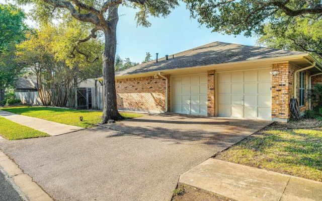 Outdoor Entertainment Space: Austin Family Home