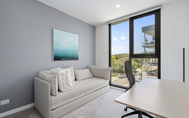 Elegant 3-bed Apt With Park Views in Campbell