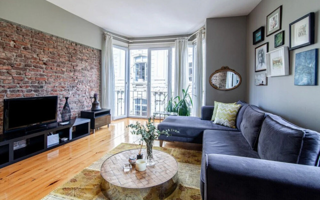 Modern Apartment With Stylish Interior in Beyoglu