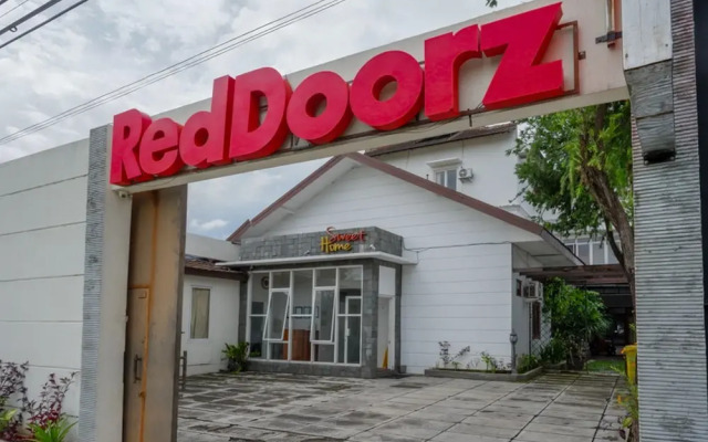 RedDoorz @ Solo Baru