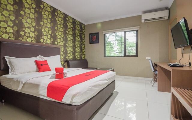 RedDoorz Plus near Lippo Cikarang Mall 2