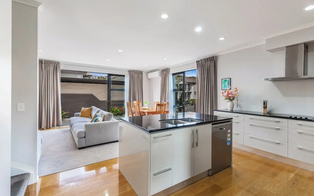 Comfy 4BR Home w/ Mt. Wellington View Zodiak Stays