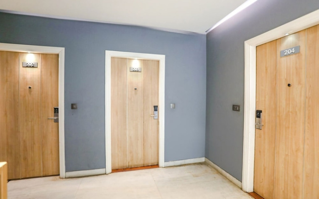 FabHotel JHS Studio- Nr. Phase 1 Metro Station Gurgaon